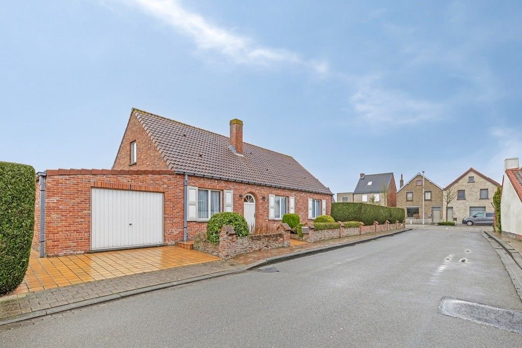 Hoofdfoto van de publicatie: ADINKERKE: Zonnige bungalow/villa op mooie hoekligging met 2 slaapkamers en badkamer op het gelijkvloers, ruime garage en onderhoudsvriendelijke tuin op 633m² grondopp.