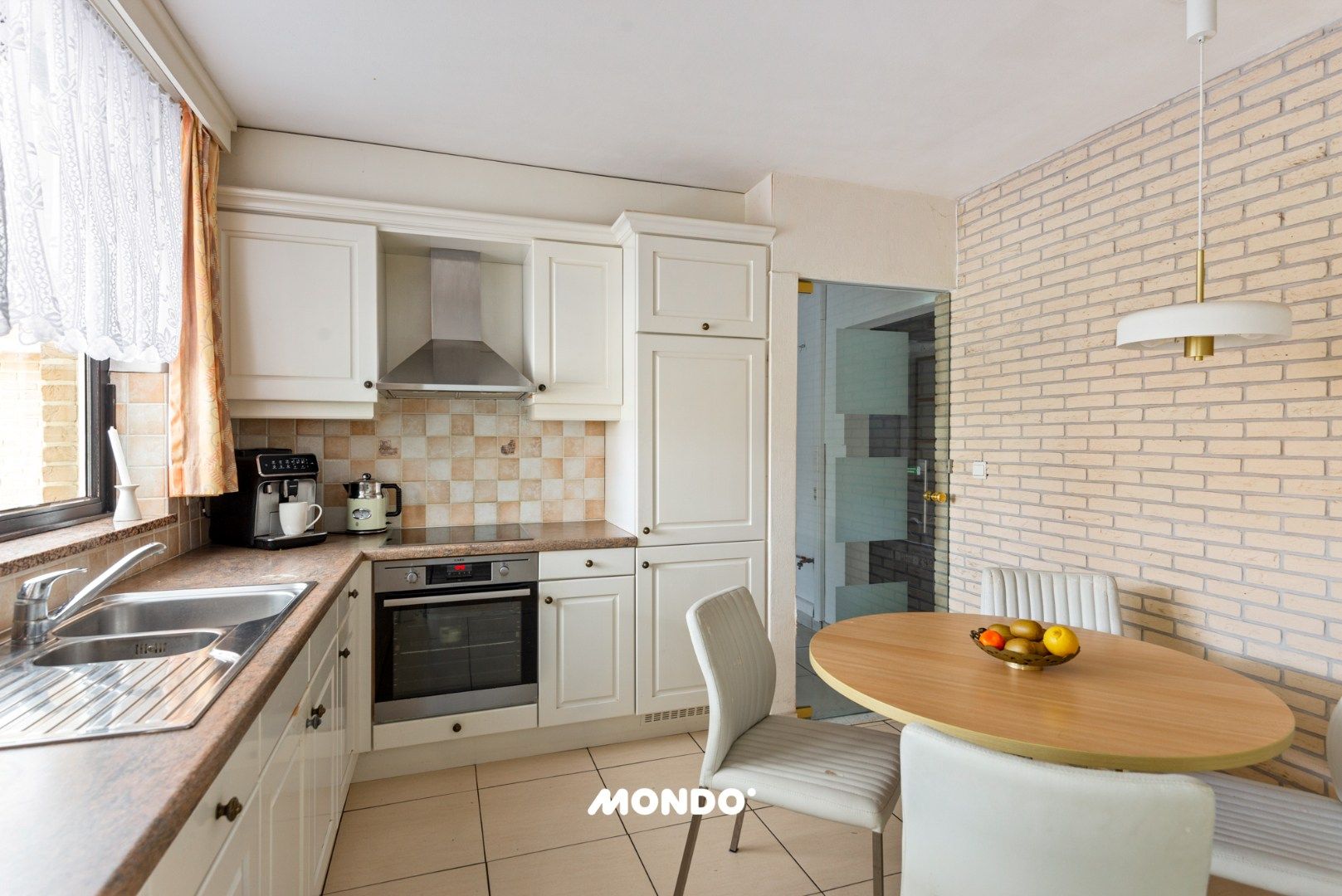 Ruime gezinswoning met 3 slaapkamers en lichtrijke aanbouw in een rustige doodlopende straat! foto 10