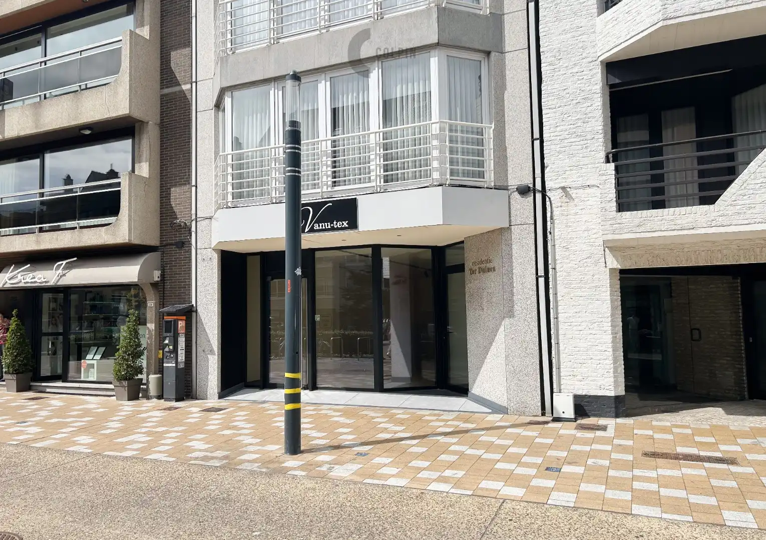 Instapklaar handelspand op topligging in hartje Knokke-Heist, nabij de zeedijk en het Heldenplein. foto {{pictureIndex}}