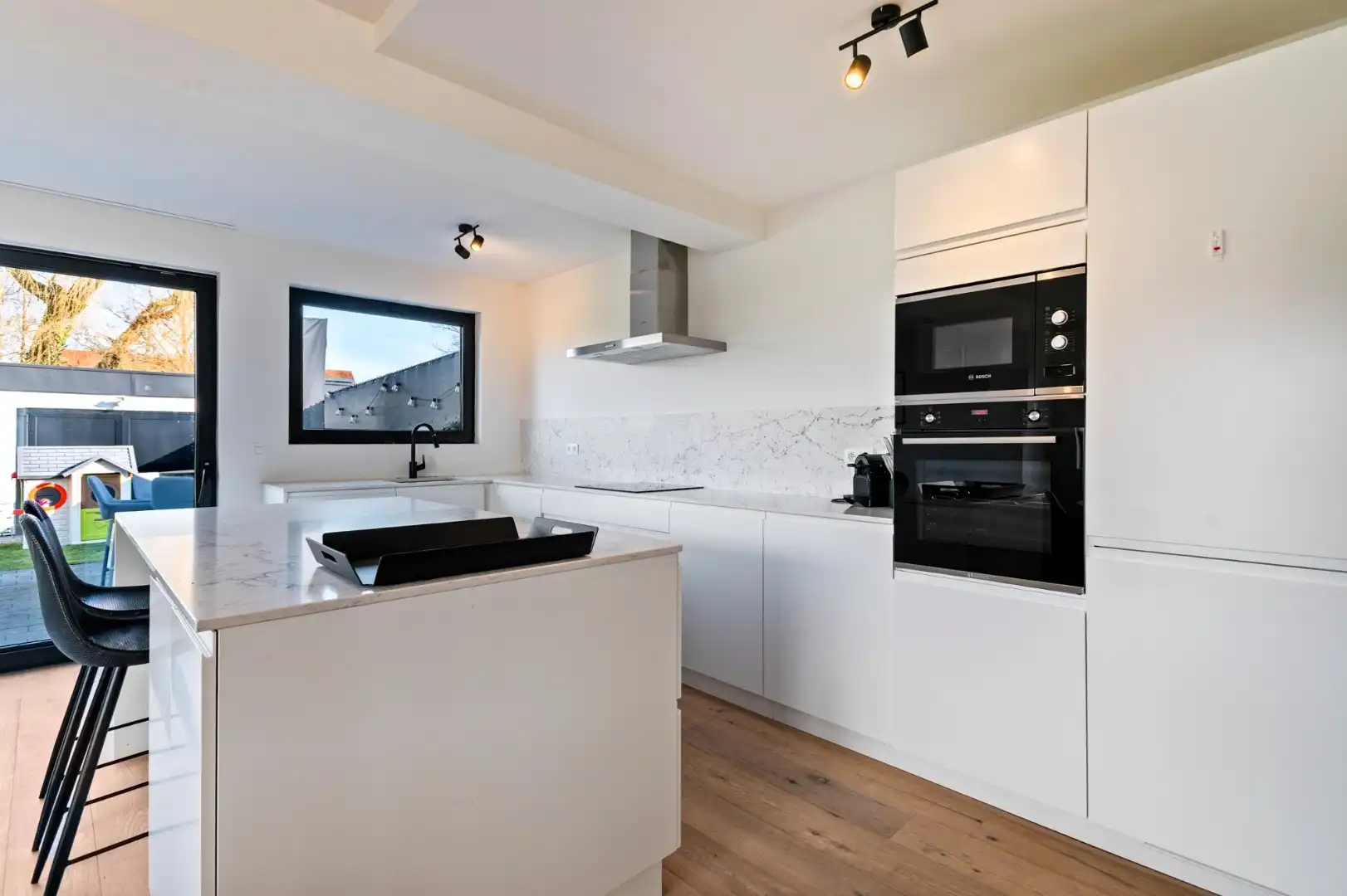 Instapklare vernieuwde woning op absolute topligging foto 4