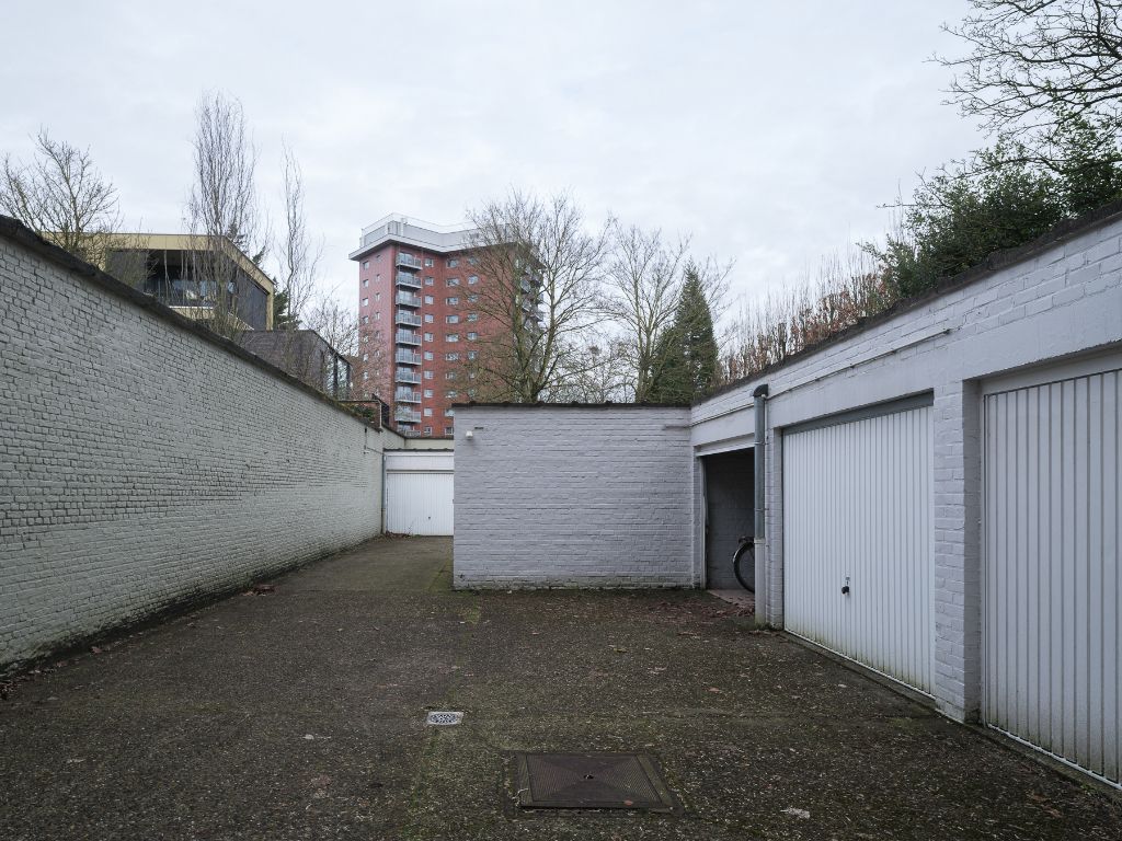 Coupure rechts - Lichtrijk gelijkvloers appartement met twee slaapkamers, stadskoer en mogelijkheid tot aankoop van een garagebox. foto 15