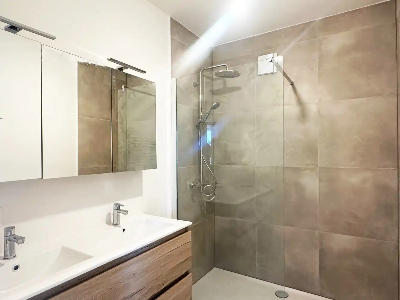 Volledig gerenoveerd 2-slaapkamer appartement in Aartselaar! foto 10