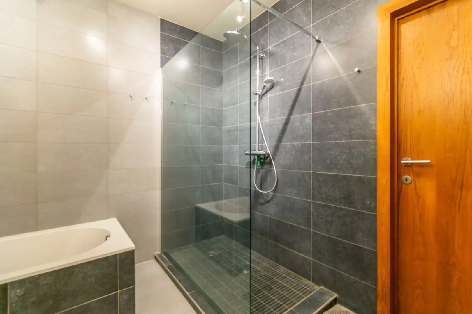 INSTAPKLAAR APP MET 2 SLAAPKAMERS, TERRAS & GARAGE! foto 24