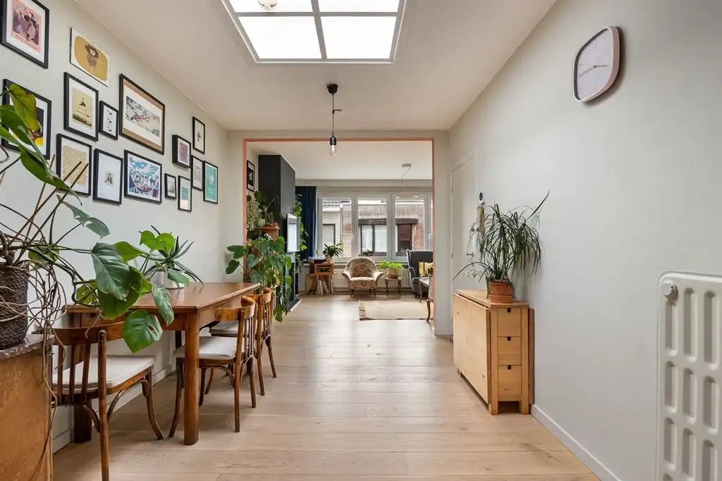 Instapklaar en lichtrijk 1-slaapkamerappartement in kleinschalig gebouw foto {{pictureIndex}}