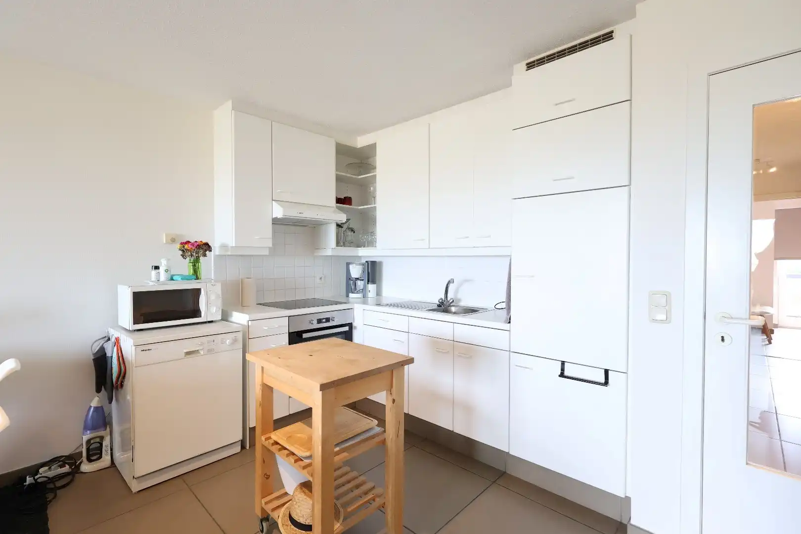 Appartement met 2 slaapkamers & frontaal zeezicht te huur op jaarbasis! foto 3