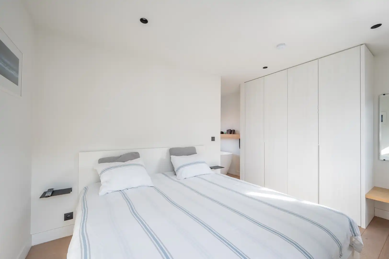 Ruime, recente hoekwoning gelegen vlakbij de groentenmarkt en het Keuvelhoekplein. foto 9