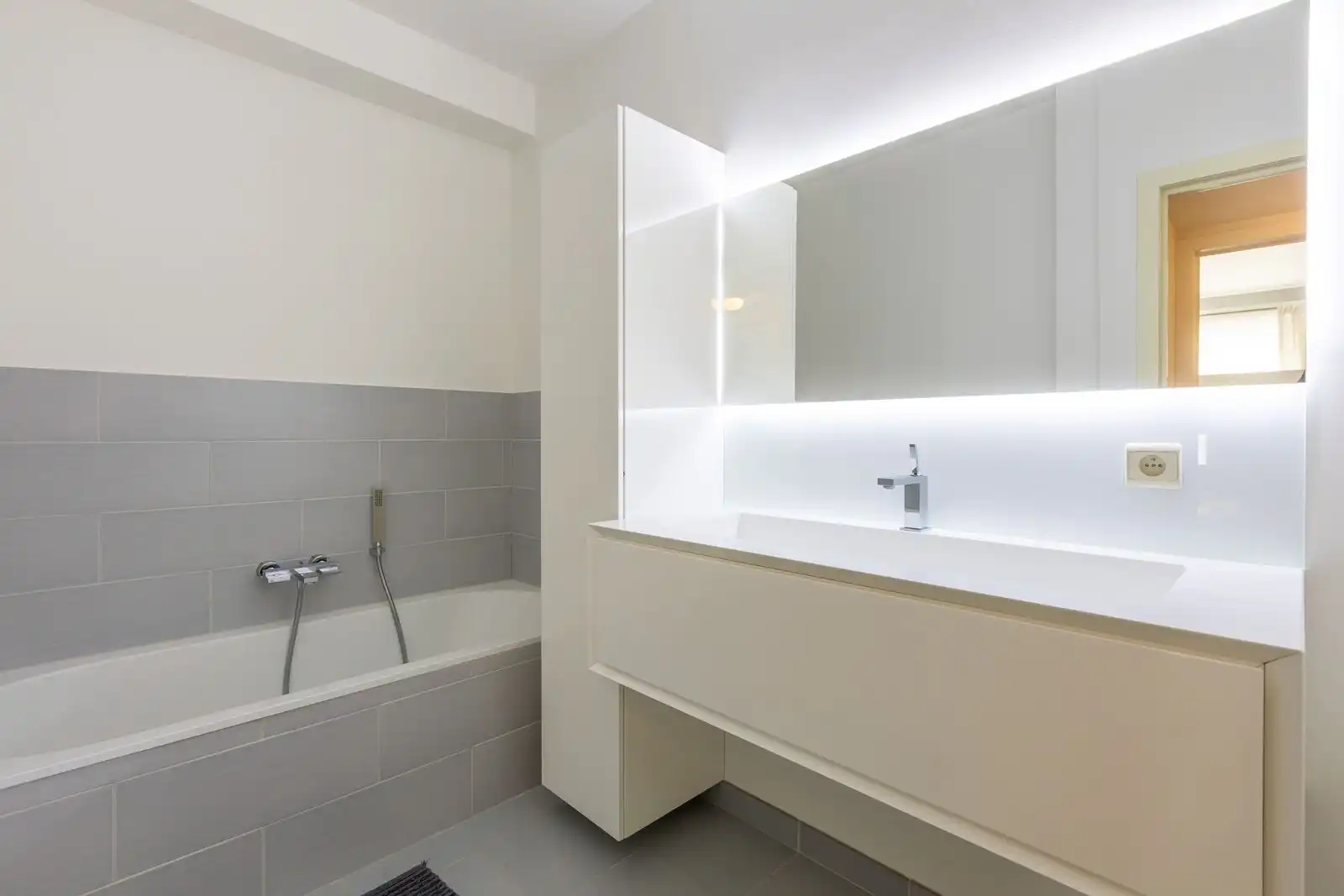 Gerenoveerd appartement met 2 slpk en lateraal zeezicht foto 9