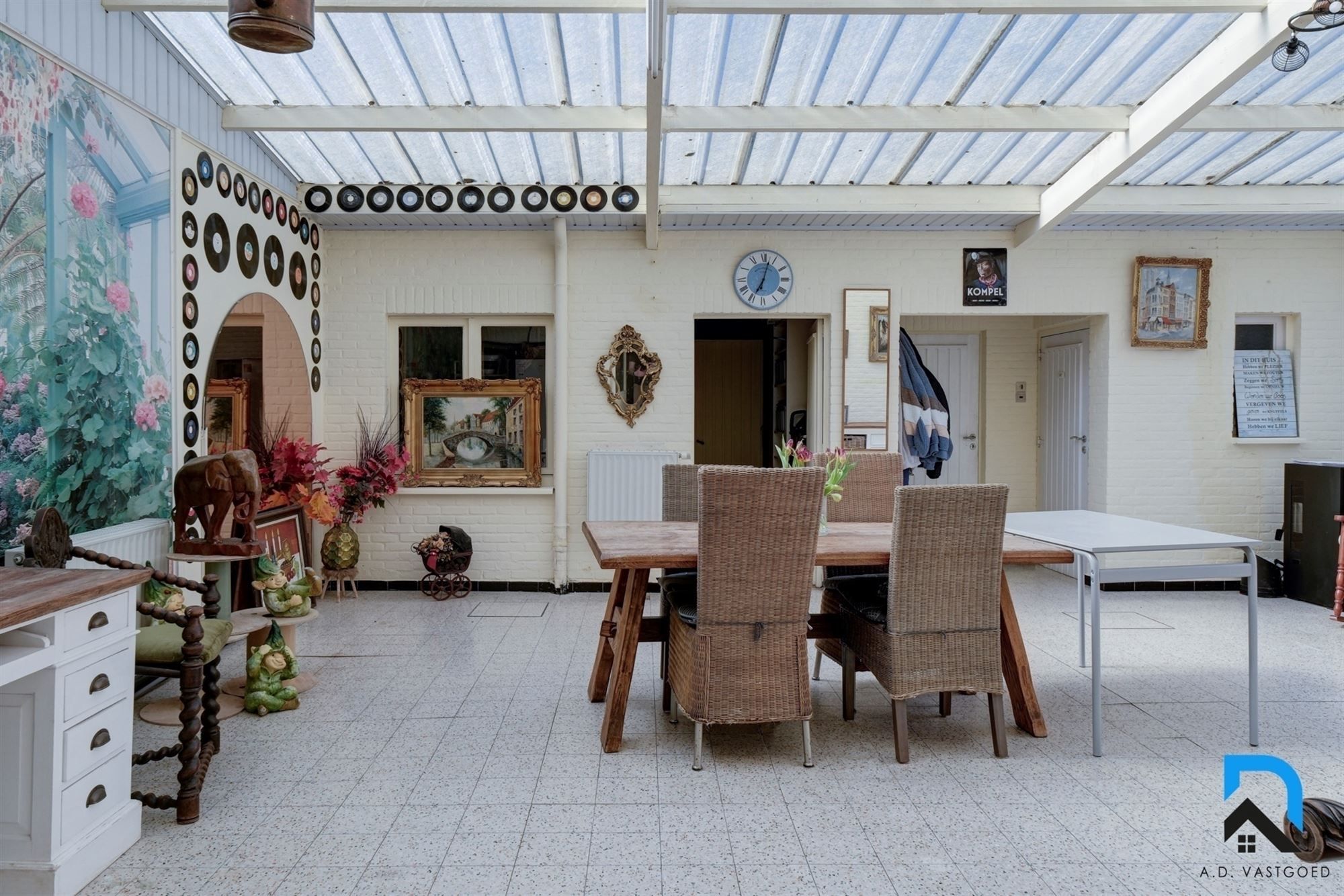 Ruime woning met grote tuin en dubbele garage foto 14