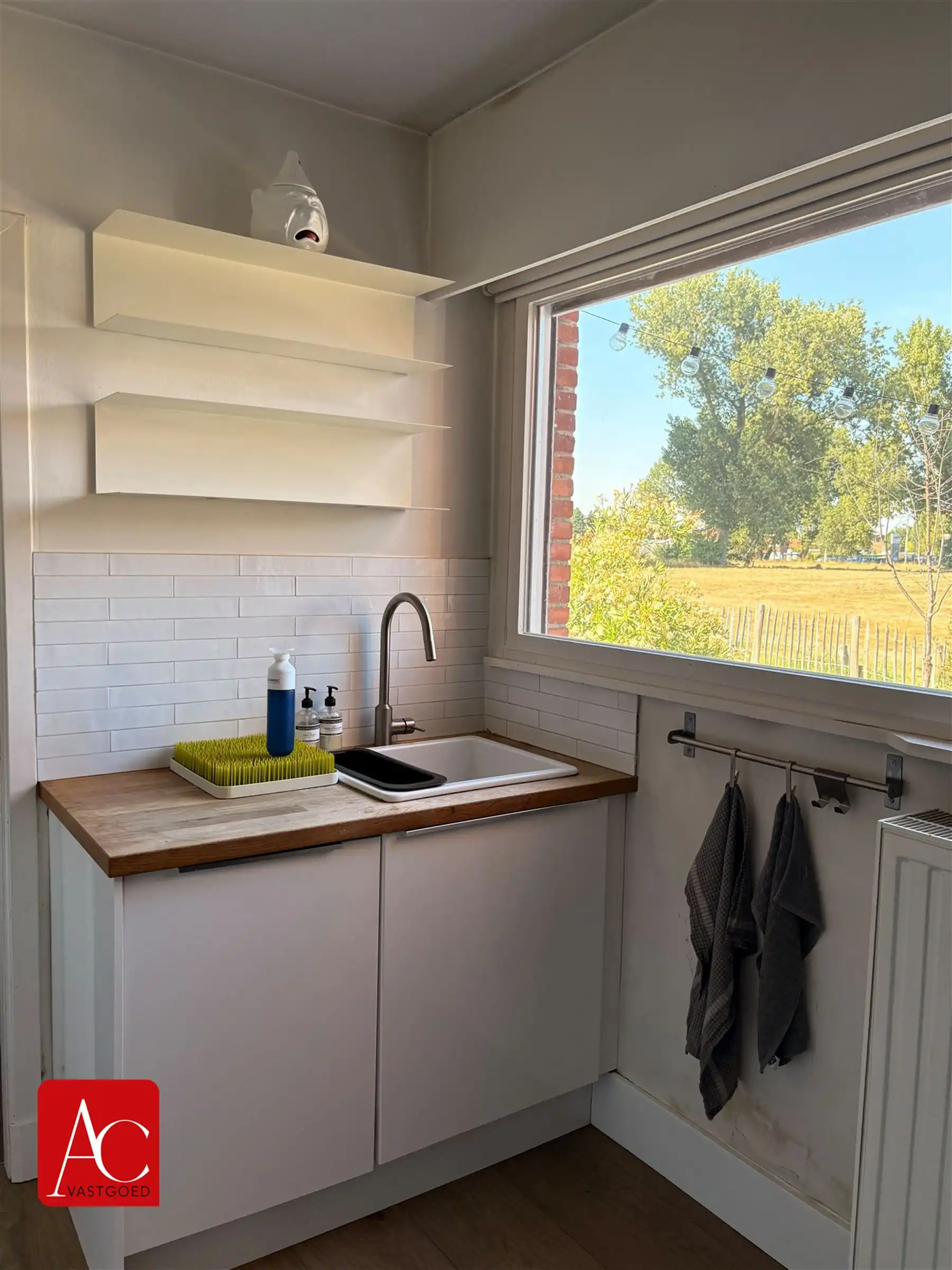 Halfopen bebouwing met 2 slpks en tuin met vergezicht foto 10