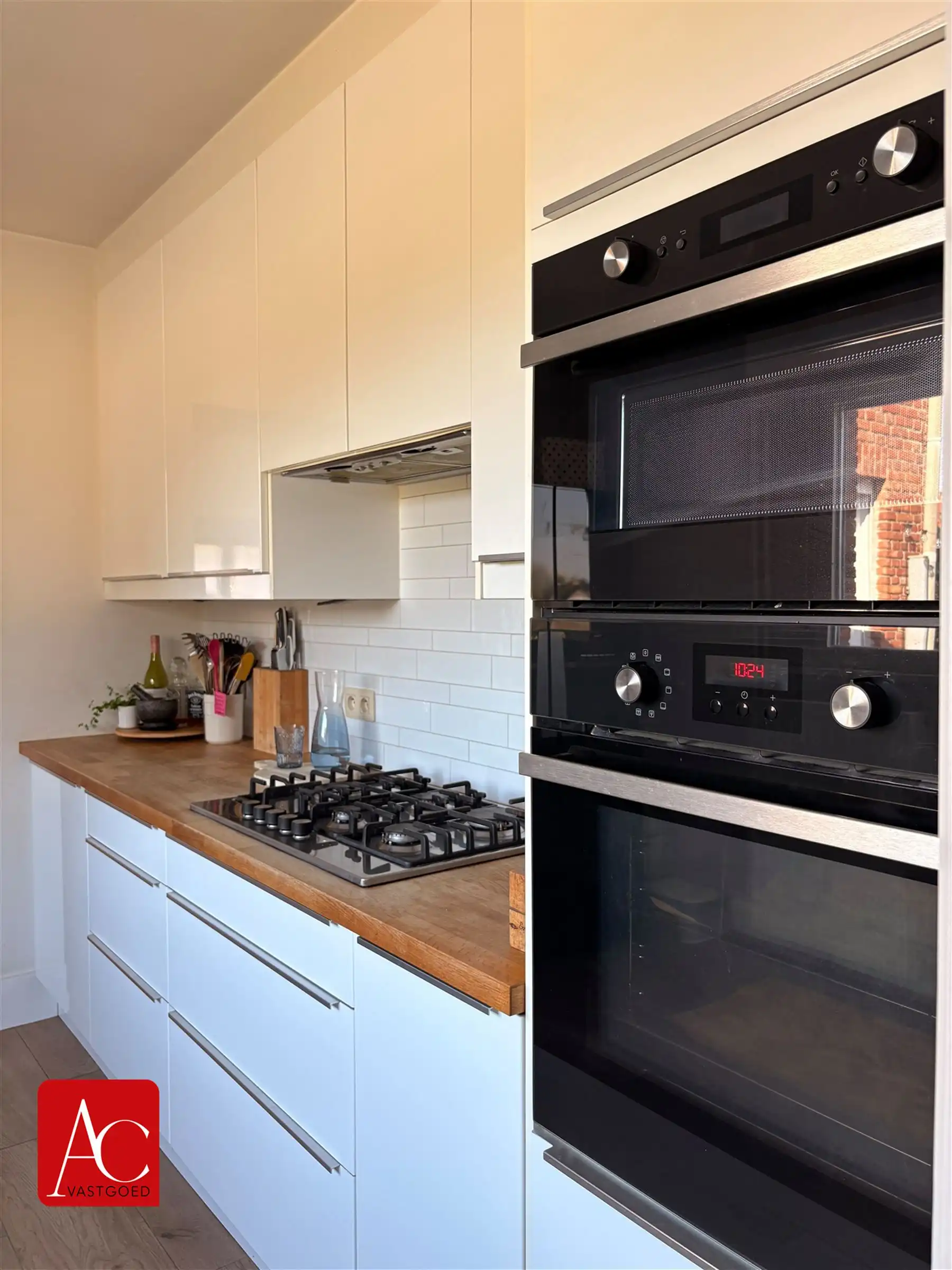 Halfopen bebouwing met 2 slpks en tuin met vergezicht foto 10