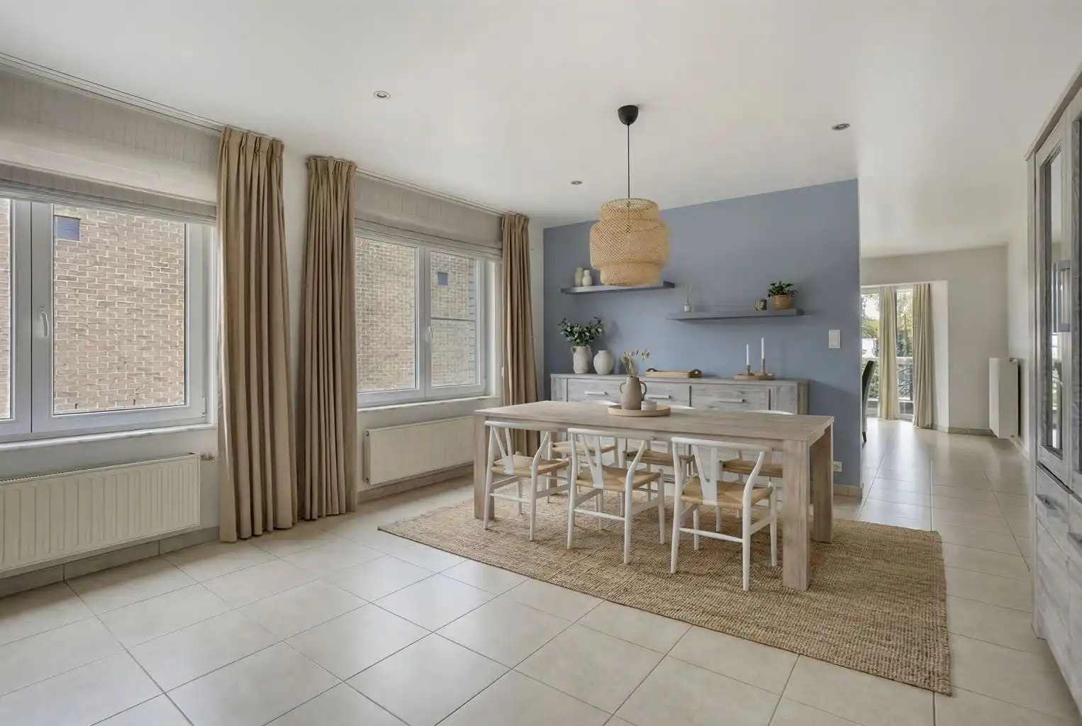 Ruim gelijkvloers appartement met gezellig, overdekt terras en ondergrondse garage, op een toplocatie vlak bij het centrum van Maaseik. foto 3