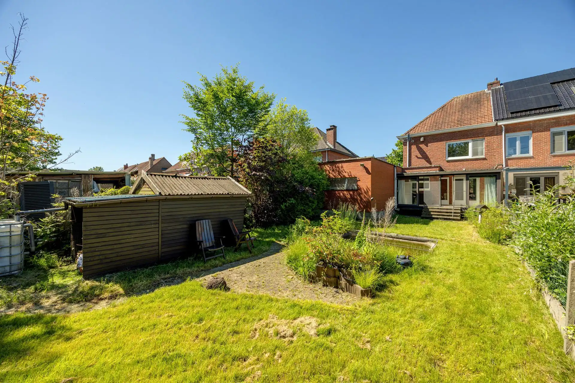 Ruime halfopen bebouwing met garage en zonnige tuin foto 3