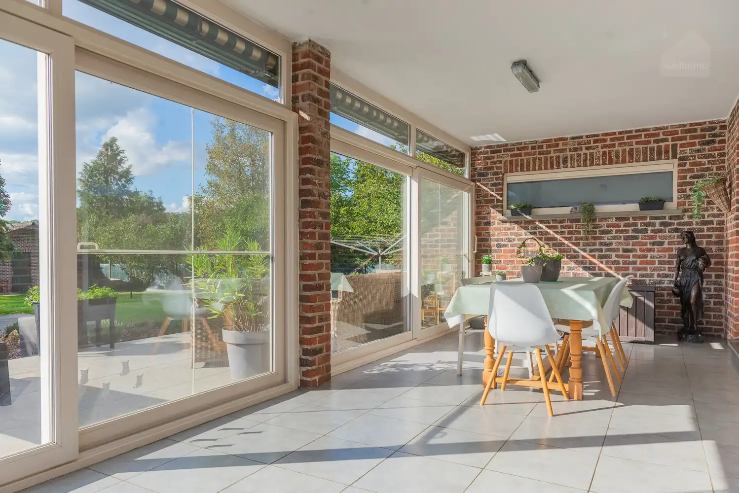 Ruime en uitstekend onderhouden gezinswoning met prachtige tuin en inpandige garage op een perceel van 1.490 m² foto 2