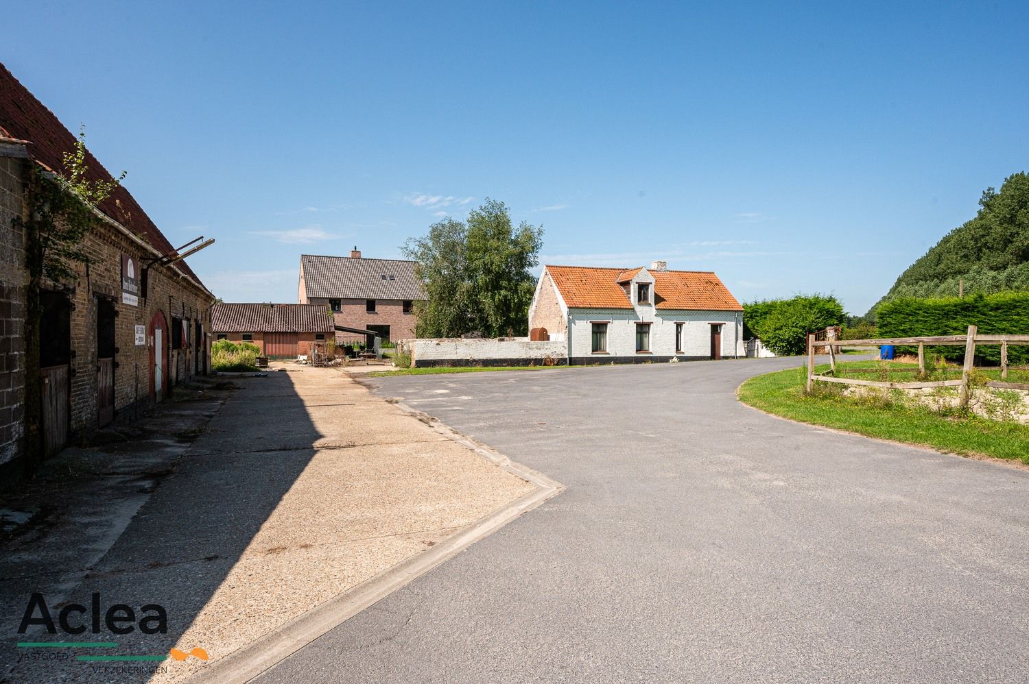 Unieke karaktervolle hoeve met manege op 12.121m² foto 4