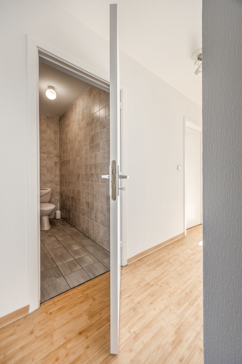 Handelszaak, twee appartementen en garageboxen foto 29