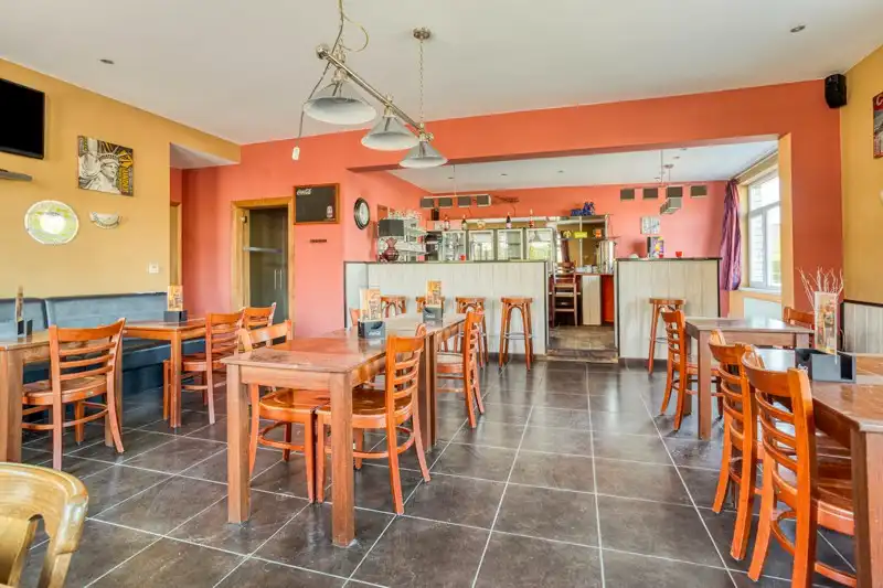 Café met bovengelegen appartement foto 2