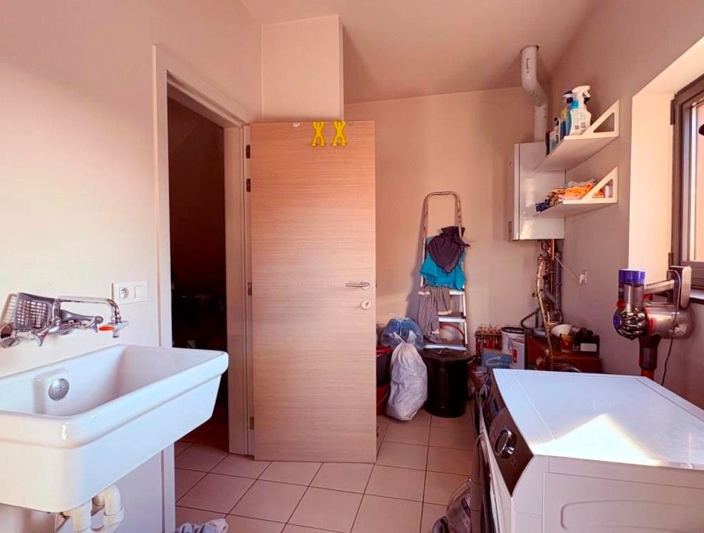 Duurzaam en sterk visueel gelegen kantoorgebouw met 3 standplaatsen en groot bovenliggend appartement. foto 25