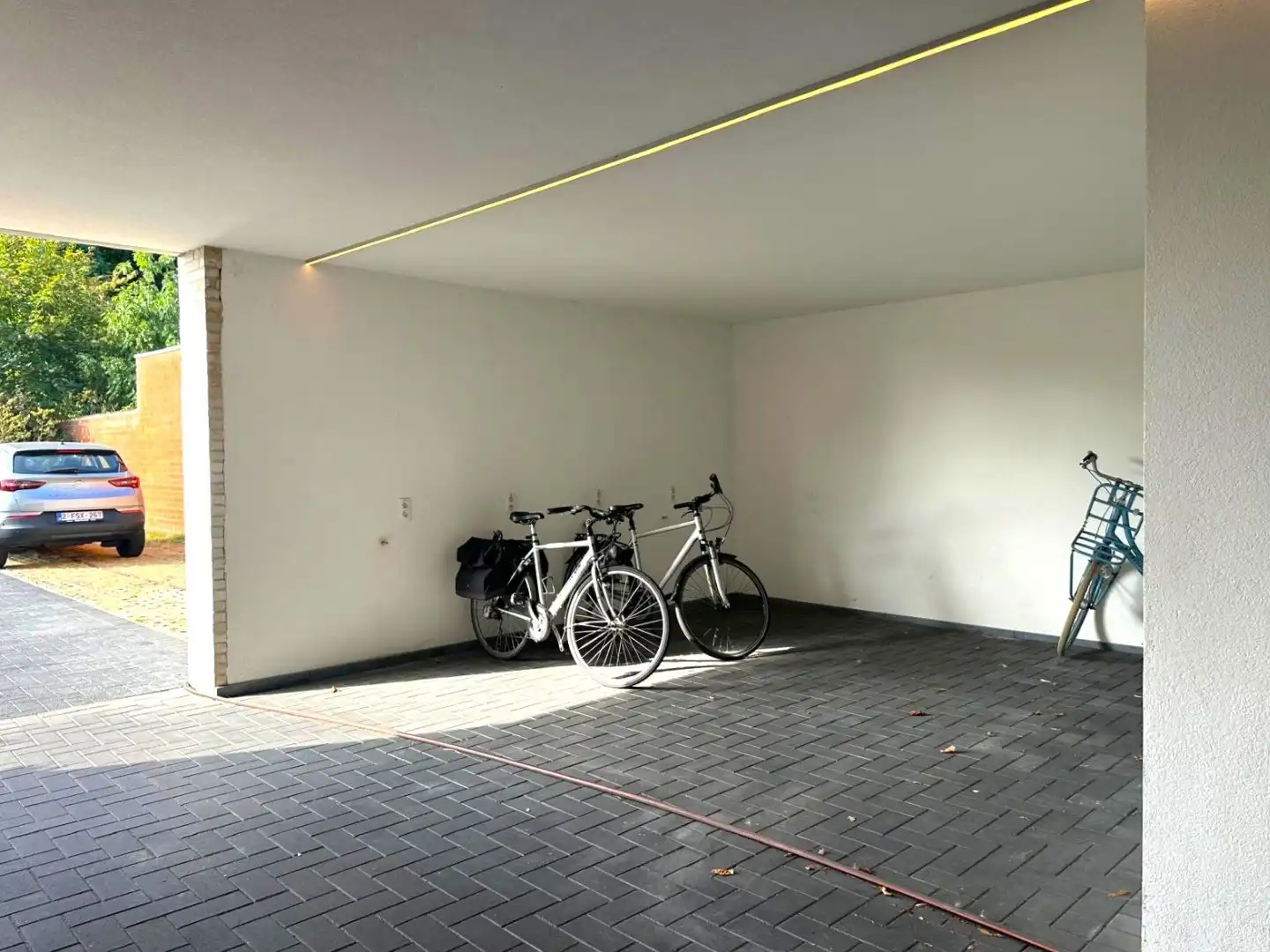 Modern appartement op centrale locatie te Sint-Andries foto 14