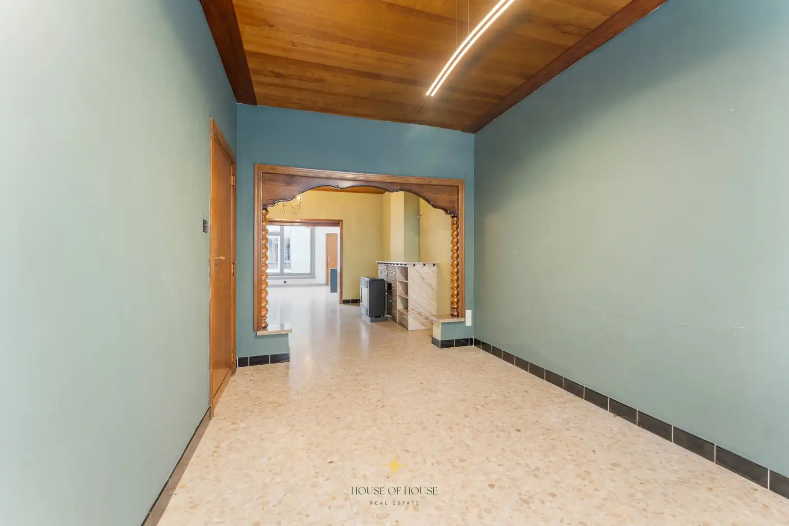 Ruime woning met garage én achterligggende loods foto 2