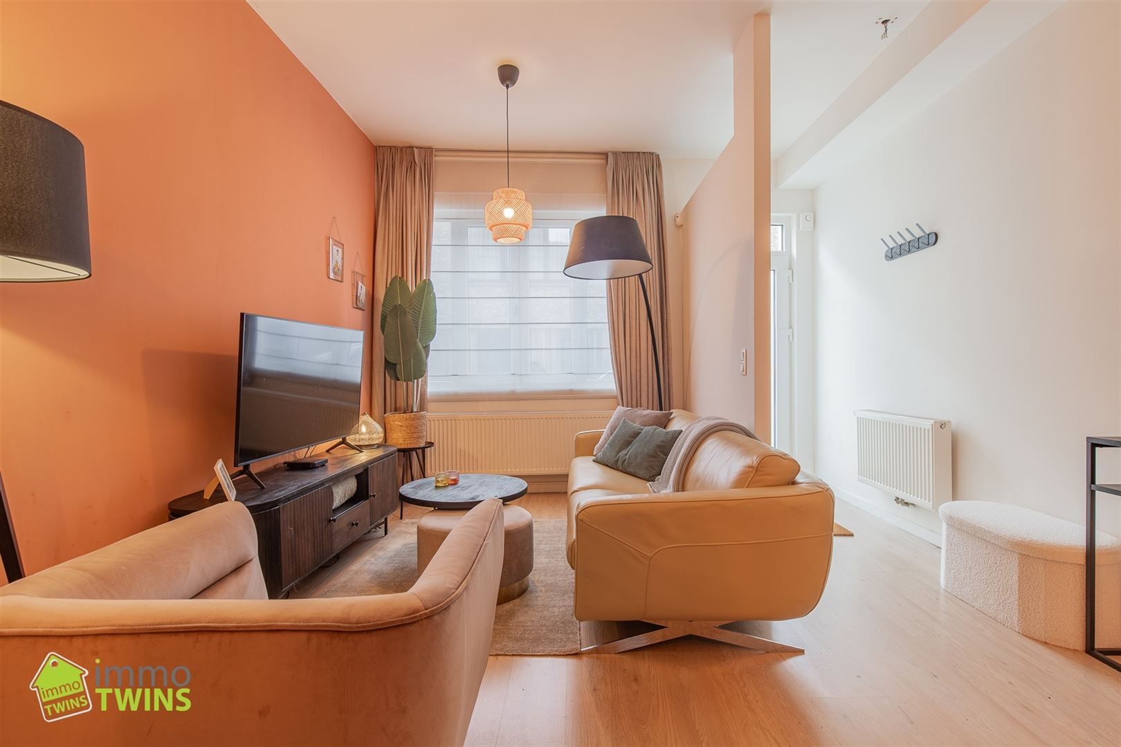 In een rustige maar toch centraal gelegen straat ontdekken we deze volledig instapklare, verrassend ruime en bijzonder energiezuinige woning foto {{pictureIndex}}