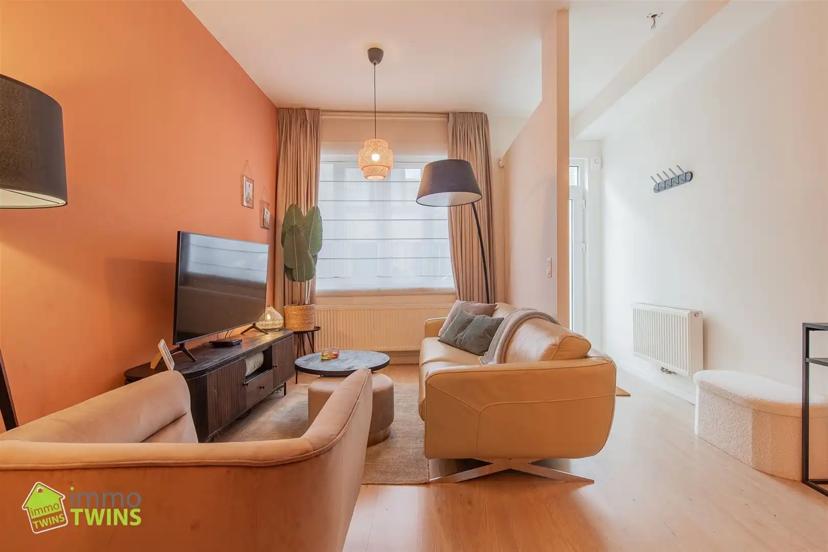 In een rustige maar toch centraal gelegen straat ontdekken we deze volledig instapklare, verrassend ruime en bijzonder energiezuinige woning foto {{pictureIndex}}