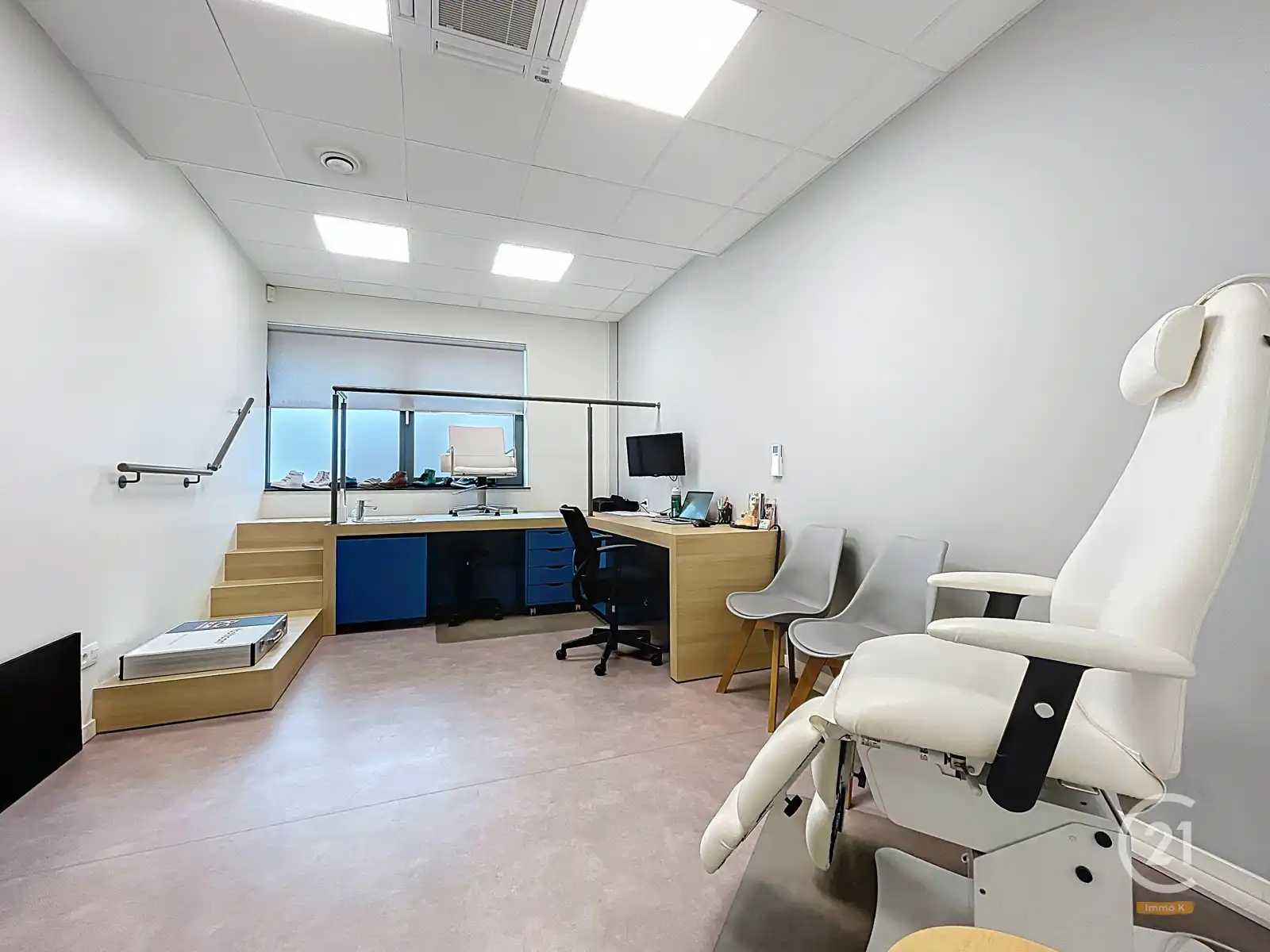 Commercieel gelegen handelsgelijkvloers met 3 privé-parkings foto 3