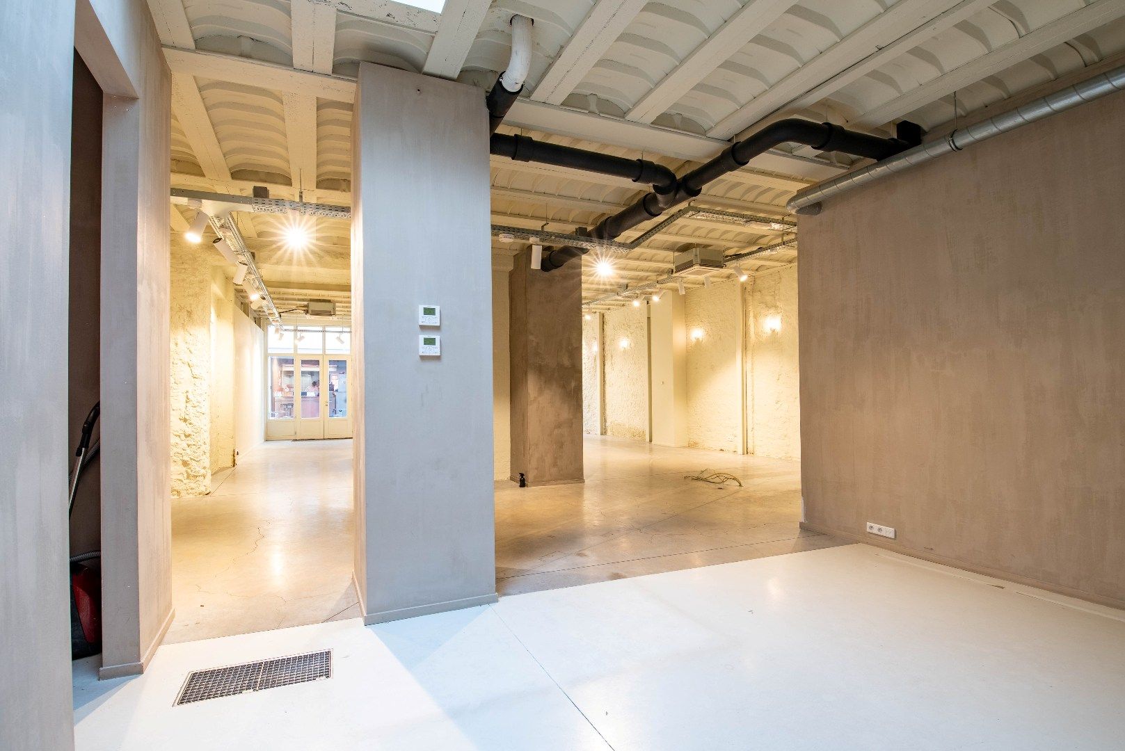 Mooie winkel met brede etalage foto 5