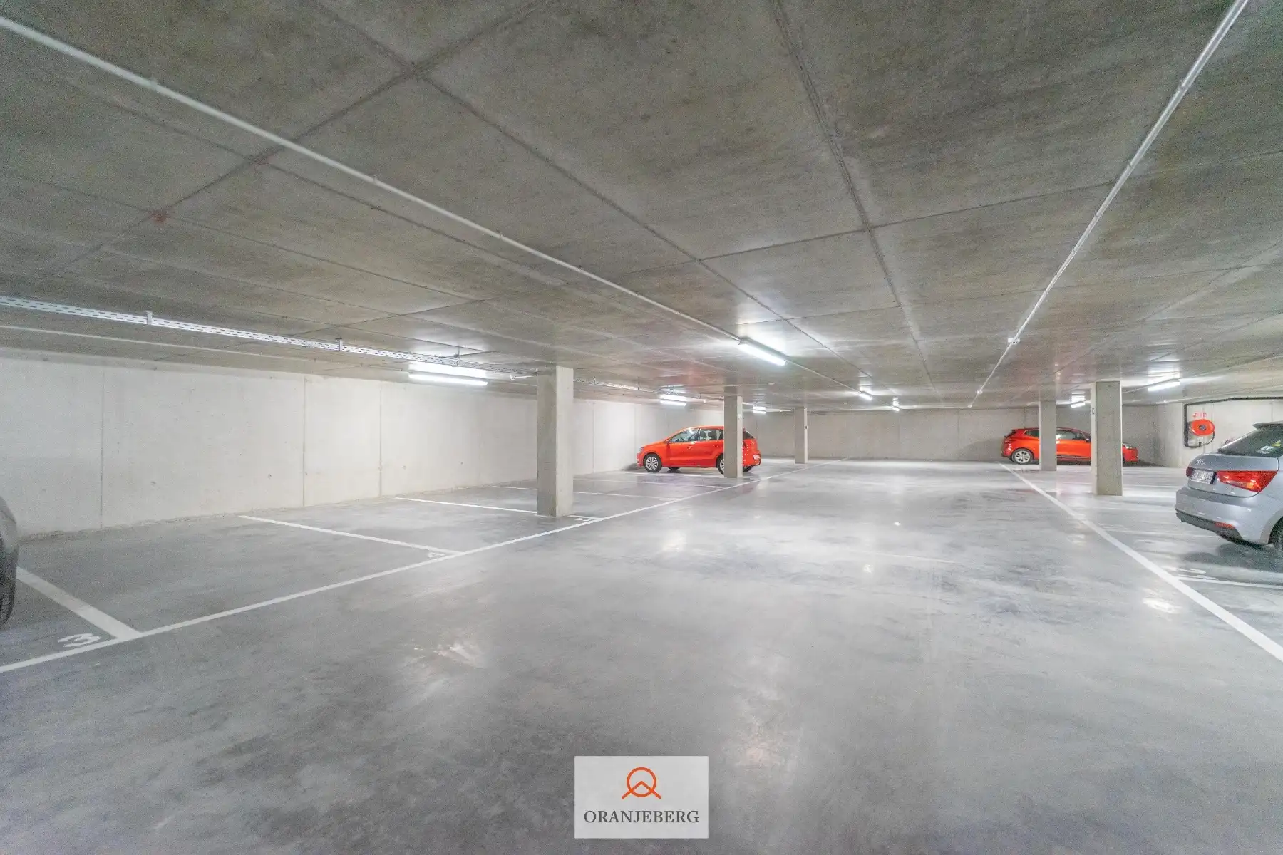 Ruime autostaanplaats te huur in afgesloten parkeergarage nabij Gent centrum foto {{pictureIndex}}