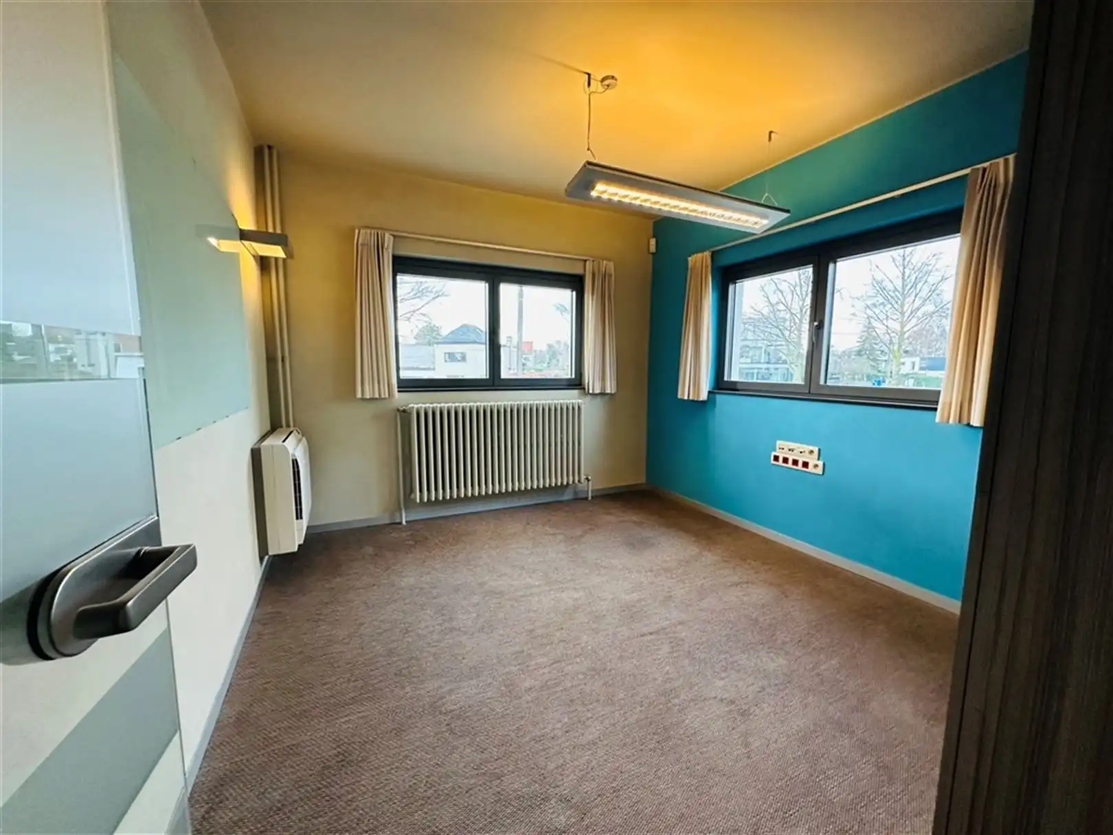 Af te werken kantoorgebouw op zichtlocatie langsheen  N9 foto 15