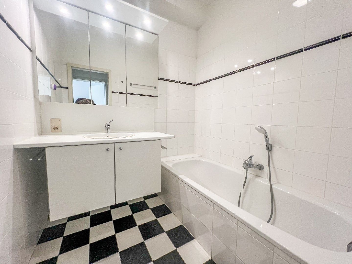  Ongemeubeld app. met parking gelegen op de Parmentierlaan in het centrum Knokke. foto 14