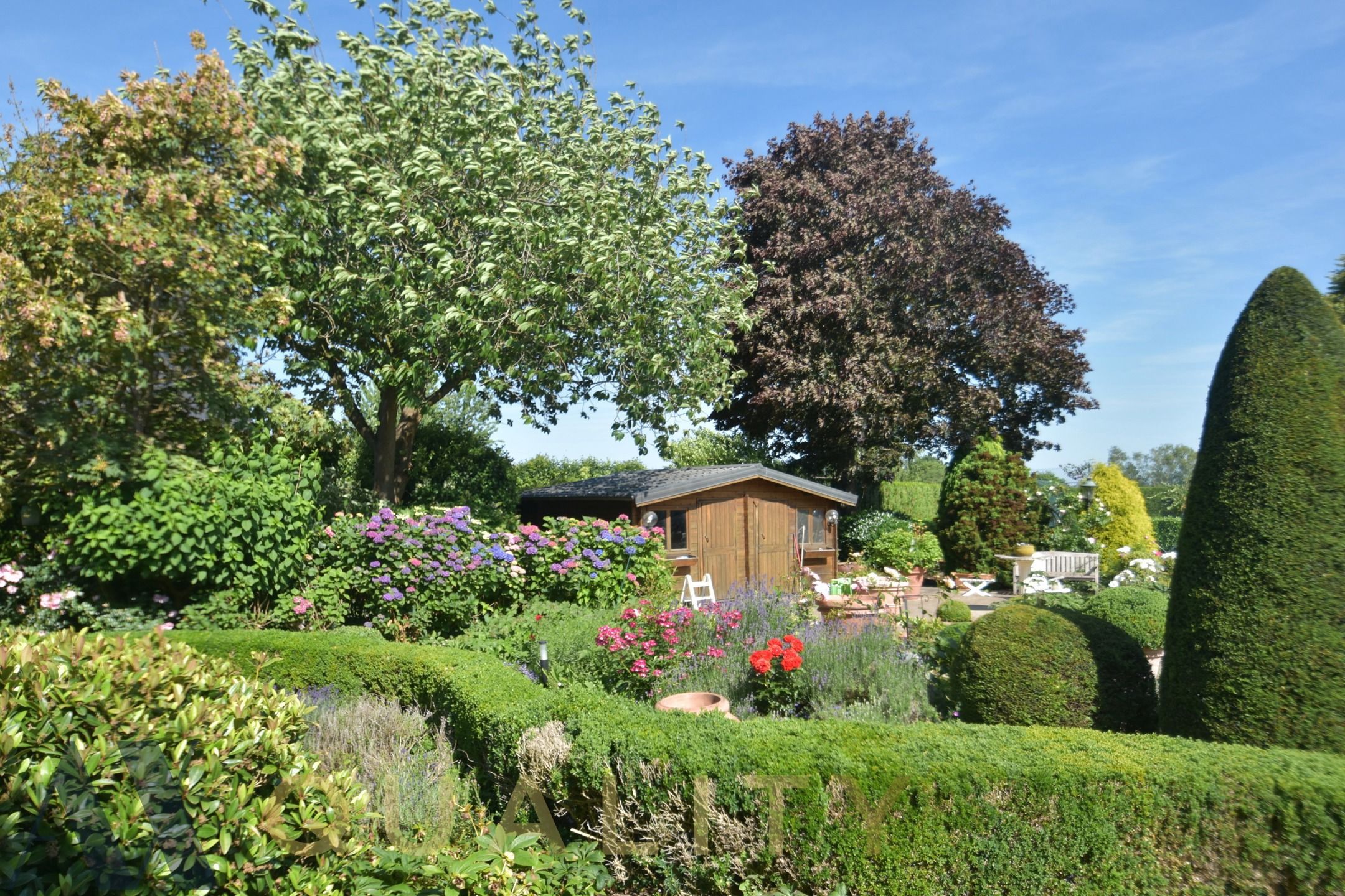 Tijdloze ruime villa met 5 slpk., dub. gar., tuin, tennisveld, polyvalente ruimte en vijver. foto 32