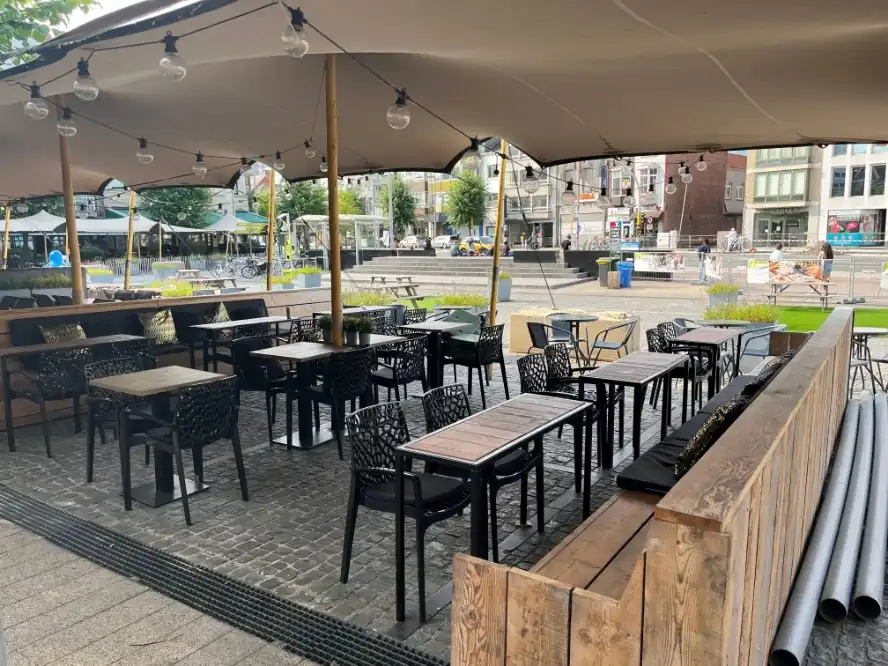 Praatcafé met ruim terras op de Markt van Eeklo over te nemen foto 11