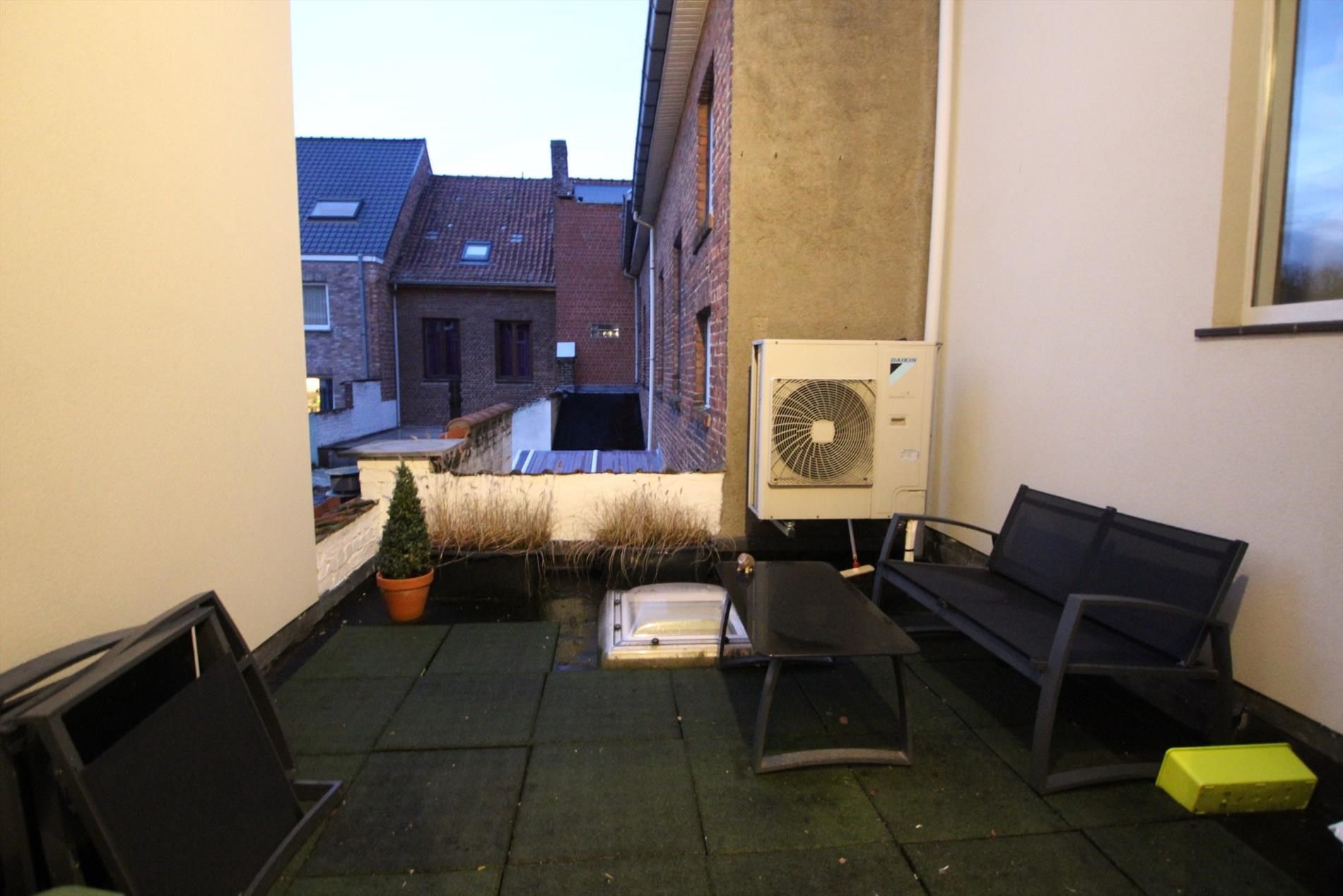 OPBRENGSTEIGENDOM BESTAANDE UIT HANDELSGELIJKVLOERS EN 2 APPARTEMENTEN foto 13