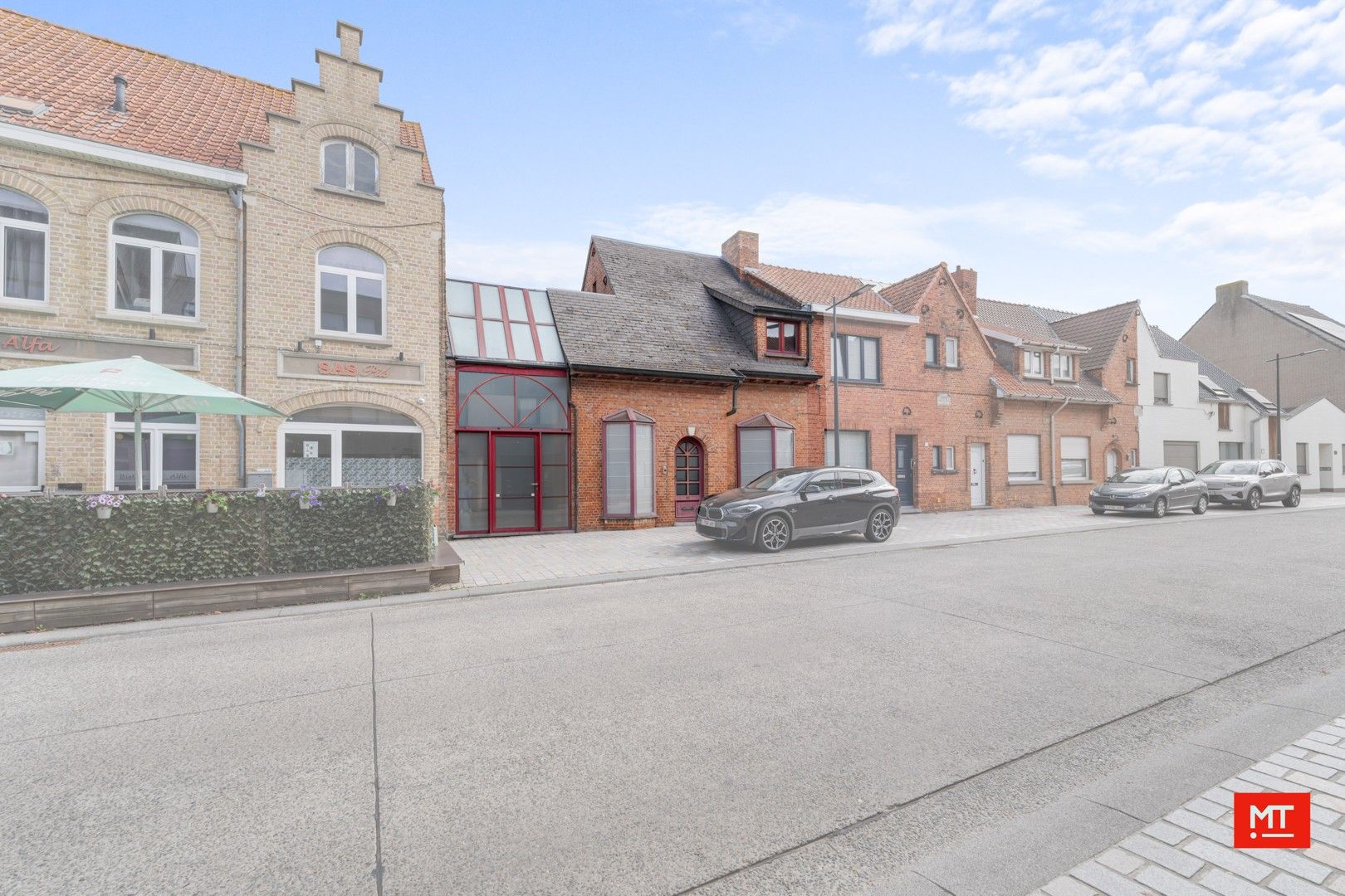 Bijzonder ruime woning met opslagruimte, dubbele garage en uitweg in centrum Langemark foto 3