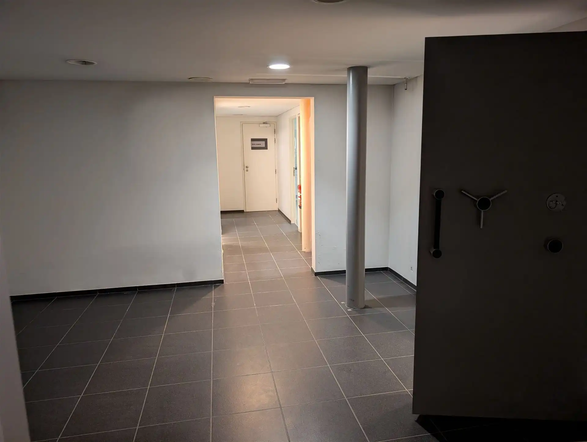 Praktijkruimte / kantoor op een bijzonder commerciële locatie in centrum 's-Gravenwezel foto 15