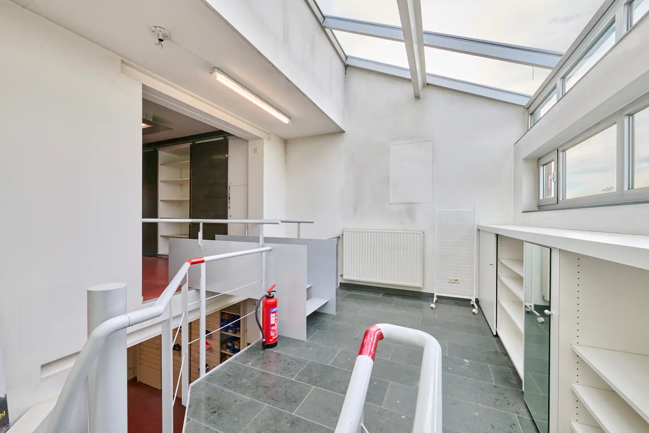 Ruim handelspand met bovenliggend appartement foto 7