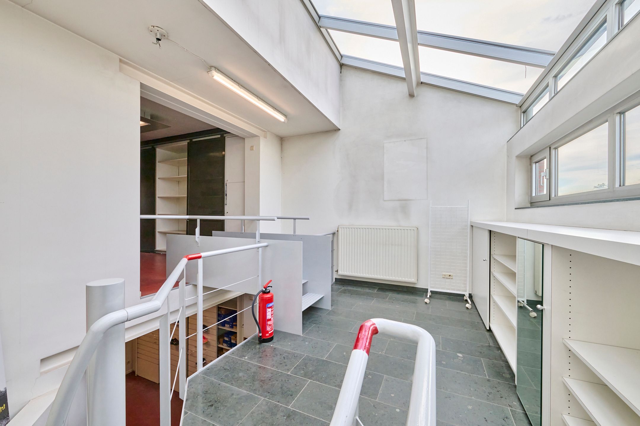 Ruim handelspand met bovenliggend appartement foto 7