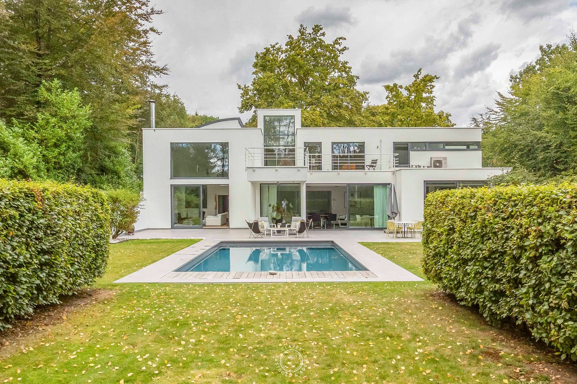 Architecturale villa met prachtige tuin en zwembad foto 3