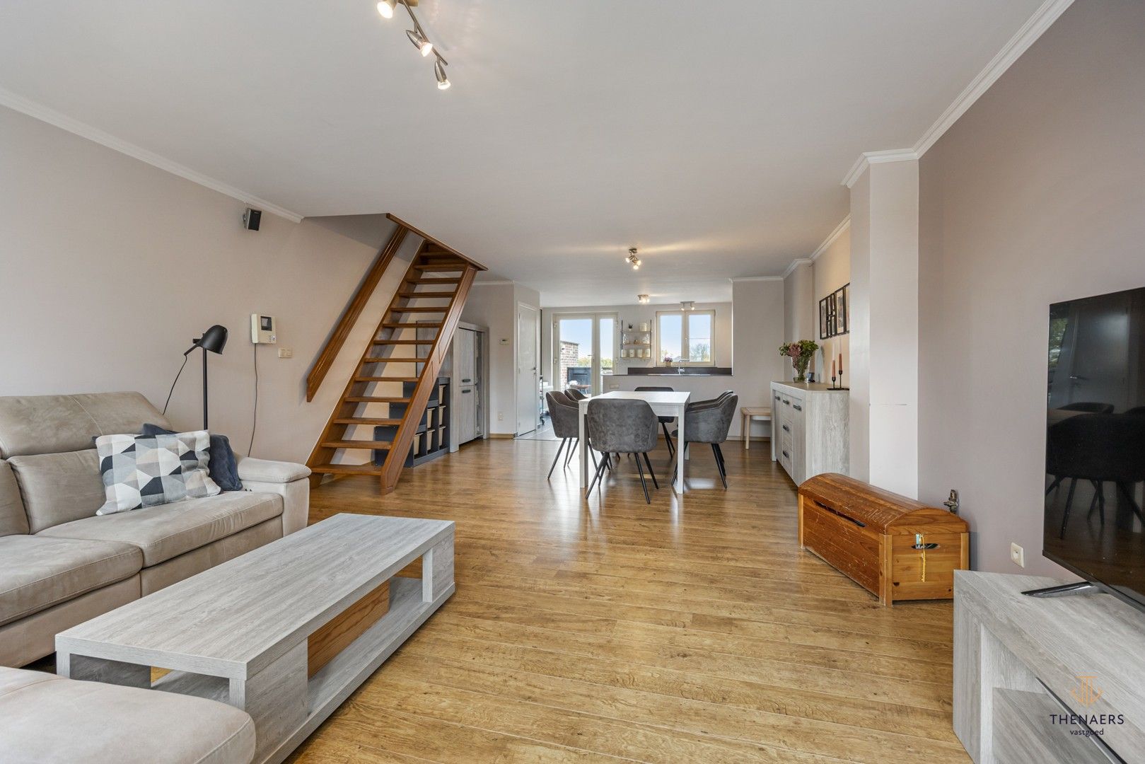 Bel-etage met polyvalente ruimte, garage en grote terrassen. foto 2