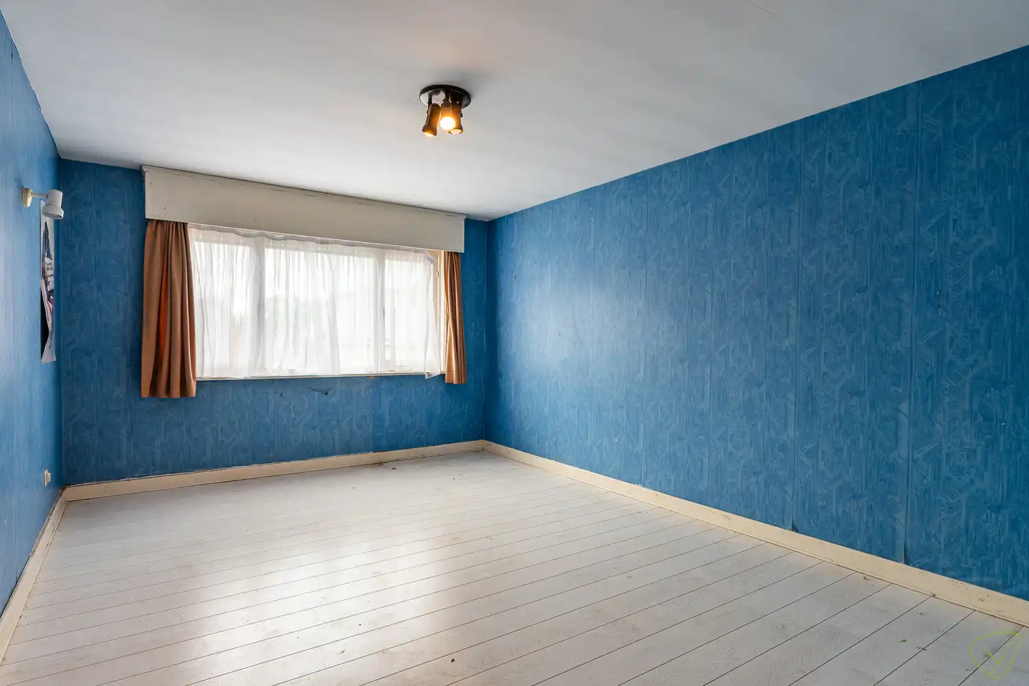 Ruime gezinswoning te koop in Eeklo met 3 slaapkamers met een ruime loods achteraan, die perfect voor een combinatie van comfortabel wonen en werken kan zijn. foto 12