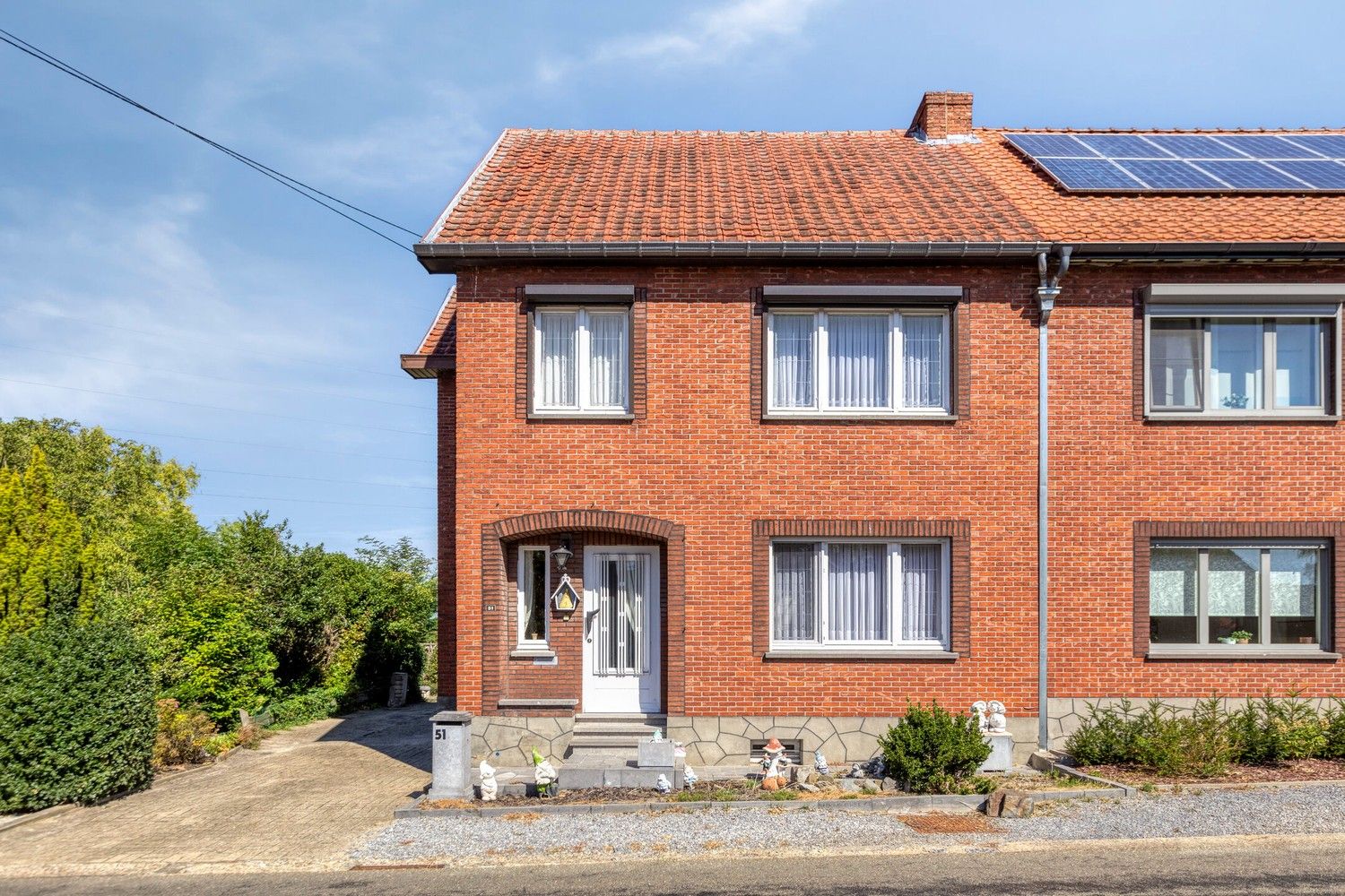 Hoofdfoto van de publicatie: Op te frissen woning met 3 slaapkamers, garage en tuin