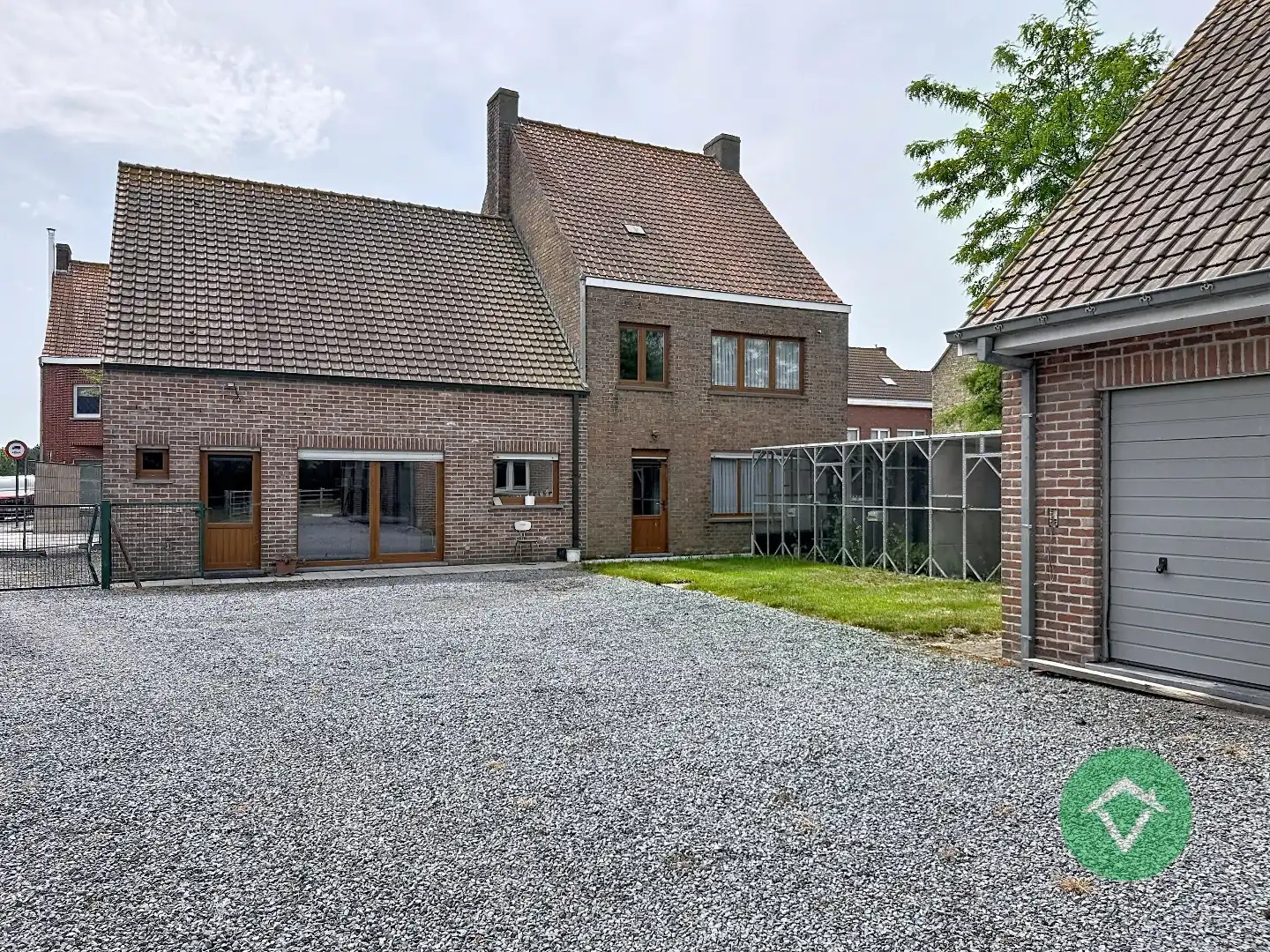 Alleenstaande woning met naastliggend stuk bouwgrond en weide te Eernegem foto 11