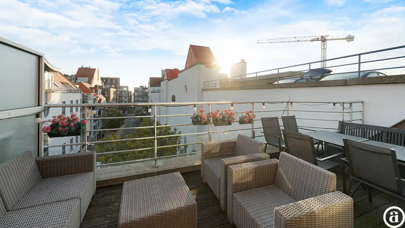 Licht duplexappartement met ruime terrassen in Knokke-Heist foto {{pictureIndex}}