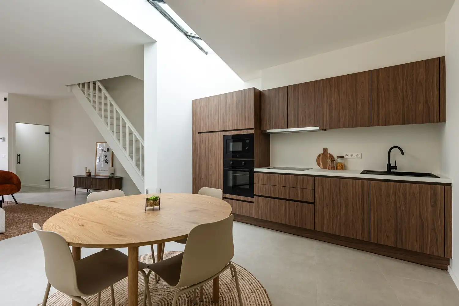 Stijlvol gerenoveerde woning met tuin en parkeerplaats foto 8
