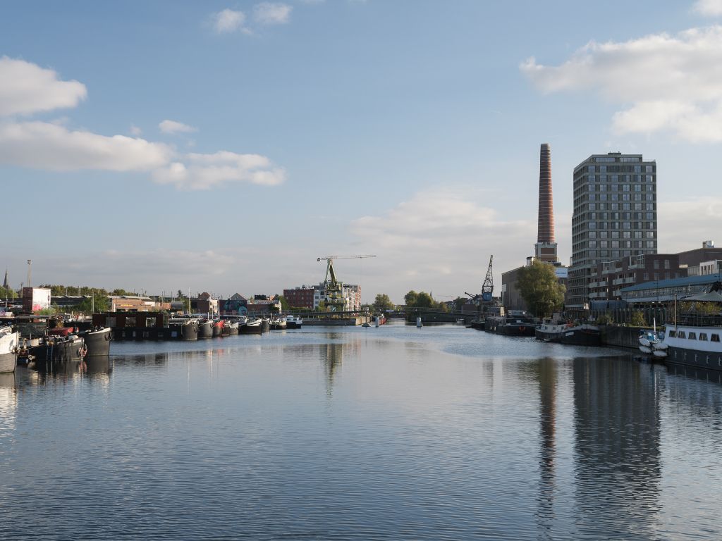 Luxe appartement (BJ 2020) met een adembenemend zicht over het water en de stad. foto 25
