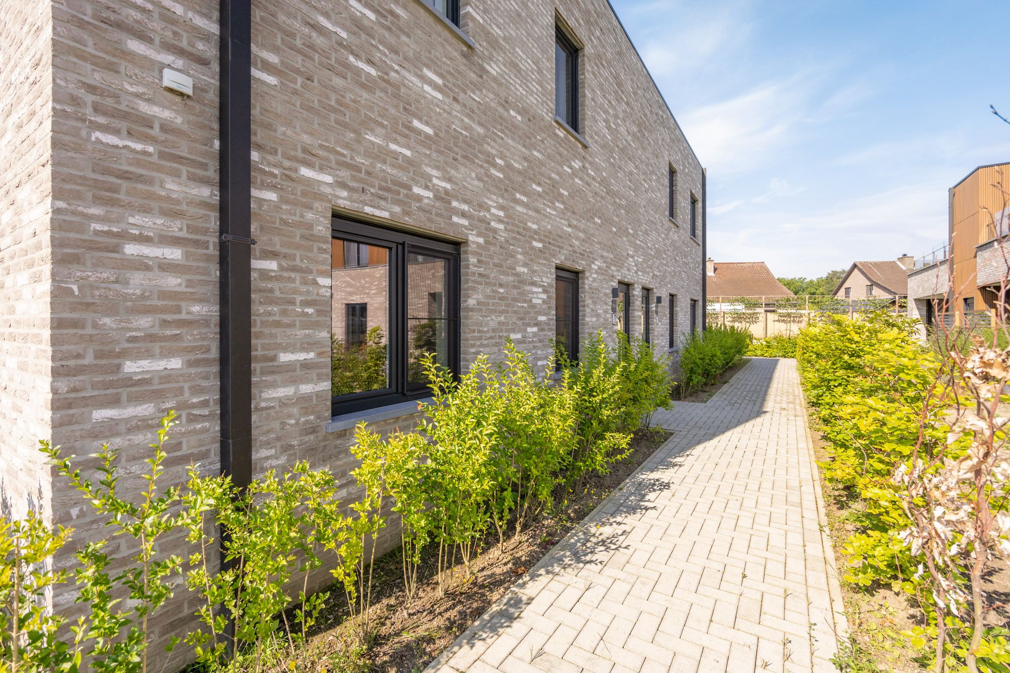 IDEALIS VASTGOED - PRACHTIG  EN LUXUEUS APPARTEMENT MET 2 SLAAPKAMERS, AANGENAME LEEFRUIMTE MET AANSLUITEND TERRAS, CARPORT EN EXTRA BERGRUIMTE foto 4