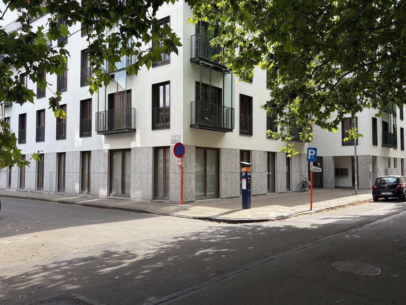 Grote afgesloten garagebox centrum Gent. foto {{pictureIndex}}