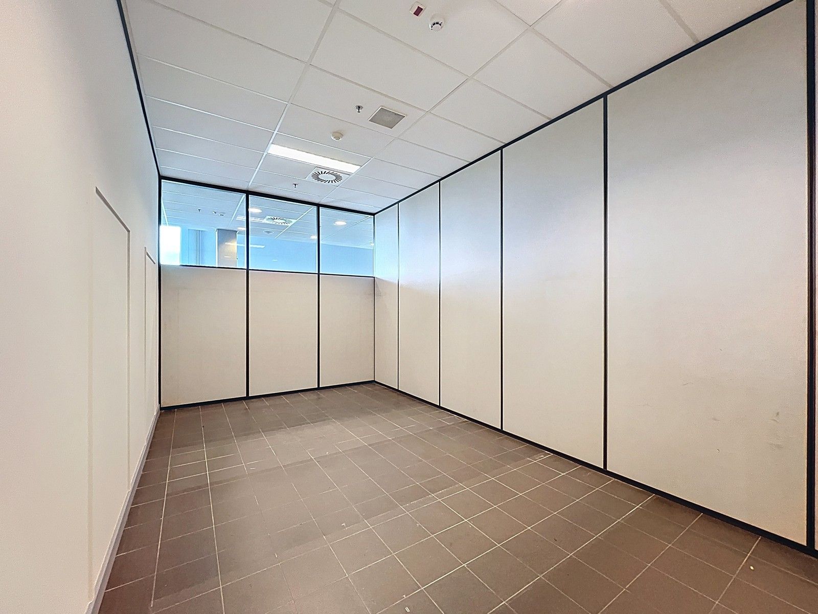 Goed gelegen LICHTRIJKE  kantoorruimte aan interessante voorwaarden nabij afrit Kortrijk-Oost E17. foto 15