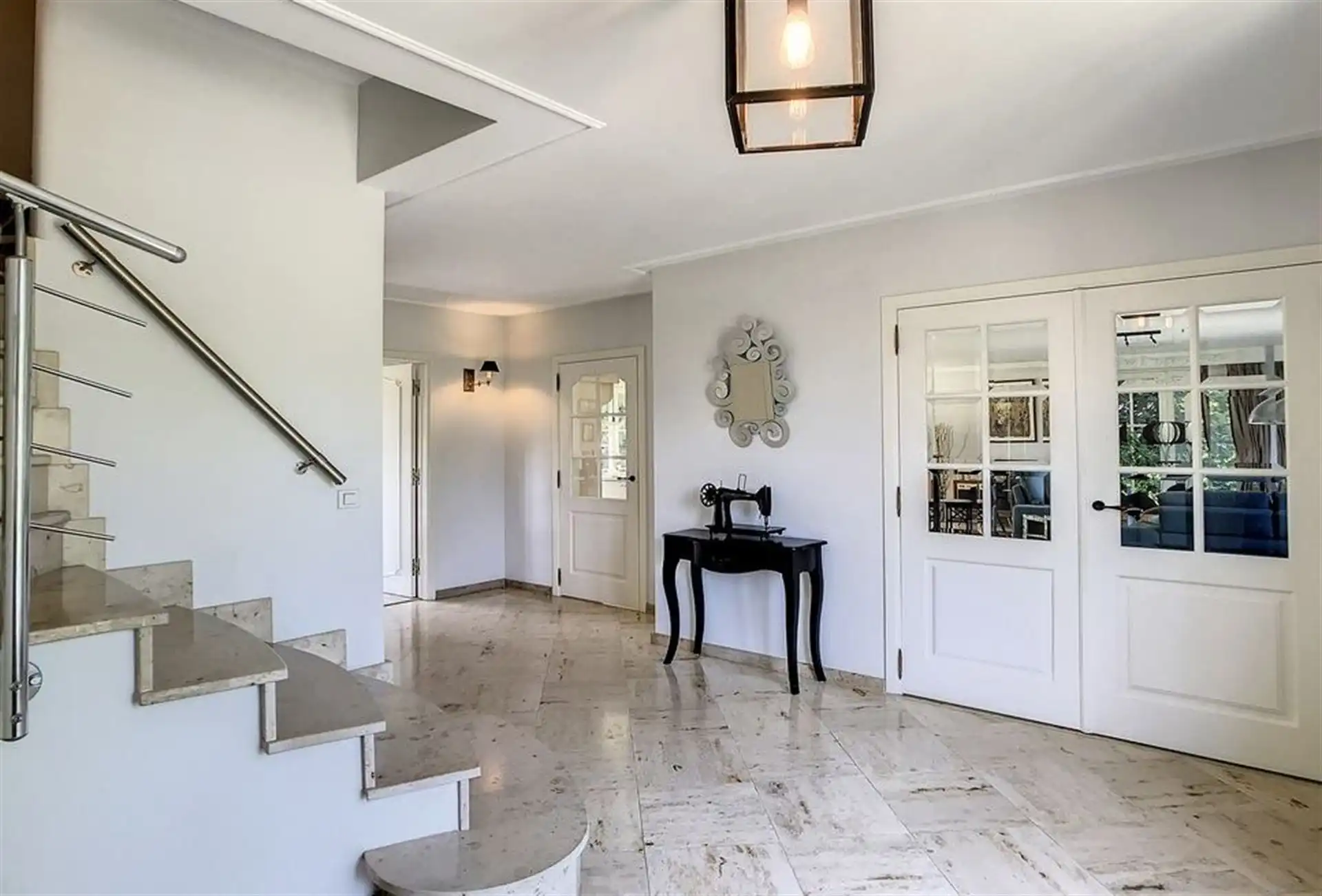 Charmante villa in residentiële omgeving met prachtig aangelegde tuin foto 2