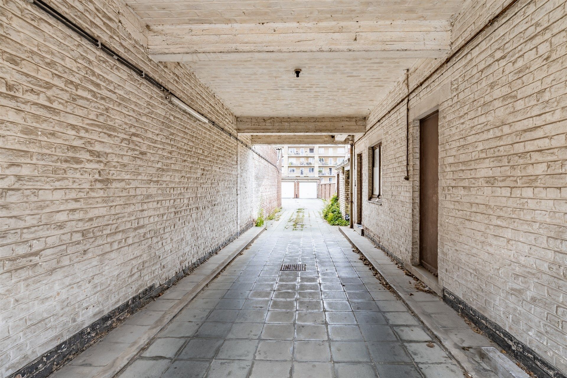 Renovatieproject bestaande uit 3 appartementen + 1 huis + 8 garageboxen foto 12